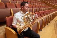 Ein Hornist stimmt sein Instrument.