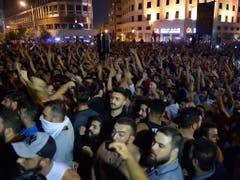 Tausende demonstrieren in Beirut gegen die libanesische Regierung - entzündet haben sie die Proteste an der Ankündigung einer geplanten Gebühr auf Sprachanrufe über Dienste wie WhatsApp. (Bild: KEYSTONE/EPA/WAEL HAMZEH)