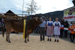 Überfliegerin des Tages, Jungkuh Edelea, mit dem stolzen Besitzer Werner Eggenberger vom Kuhnenboden in Grabs, Gemeindepräsident Niklaus Lippuner und den beiden Ehrendamen Sonja Tischhauser und Alexandra Alpiger. (Bild: Jessica Nigg)
