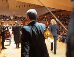 Die Musikerinnen und Musiker begeben sich auf das Konzertpodium der Shanghai Symphony Hall. Bilder: Geoffroy Schied/Lucerne Festival (Shanghai, 17. Oktober 2019).