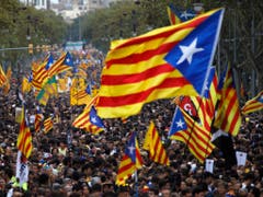 Massenprotest in Barcelona: Hunderttausende Katalanen sind auf der Strasse und schwenken die Estelada, die gelb-rote katalanische Nationalflagge. (Bild: KEYSTONE/AP/EMILIO MORENATTI)