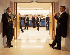 Zwei Musiker des Lucerne Festival Orchestra stimmen sich ein.