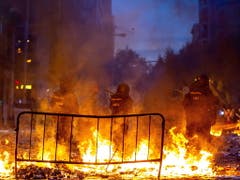 Vor allem vor dem Polizeipräsidium in Barcelona kam es zu Ausschreitungen. (Bild: KEYSTONE/EPA EFE/ENRIC FONTCUBERTA)