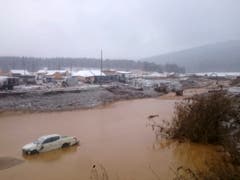 Nach einem Dammbruch in der Nähe der Siedlung Schtschetinkino in Sibirien stehen Strassen und Häuser unter Wasser. (Bild: KEYSTONE/AP Russian Emergency Ministry Press Service)