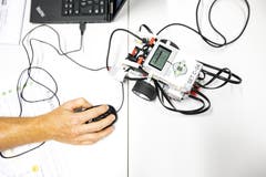 Robotik und damit verbundene Themen wie Technik, Programmieren, Maschinen, Arbeitsentwicklung und künstliche Intelligenz halten immer mehr Einzug in den Alltag. Im Bild: Eine Lehrperson arbeitet mit Roberta, einem pädagogischen Roboter.