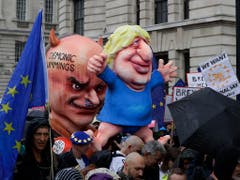 Während im Parlament die Debatte tobte, demonstrierten in der Nähe Hunderttausende Brexit-Gegner. Sie hatten zwei grössere Figuren dabei: Sie zeigten den umstrittenen Chefberater von Premierminister Boris Johnson, Dominic Cummings, der Johnson wie eine Puppe vor sich herträgt und zappeln lässt. (Bild: KEYSTONE/AP/KIRSTY WIGGLESWORTH)