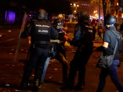 Polizisten nehmen bei den Protesten in Barcelona am Abend einen Fotografen der Zeitung «El Pais» fest. (Bild: KEYSTONE/AP/MANU FERNANDEZ)