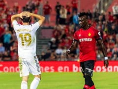 Reals Rotsünder Alvaro Odriozola (links) hadert neben Mallorcas Torschütze Lago Junior (Bild: KEYSTONE/EPA EFE/CATI CLADERA)