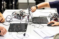 Programmierbare Roboter für den Unterricht ermöglichen Kindern und Jugendlichen einen begreifbaren spielerischen Zugang zum Entdecken und Lernen von Grundlagen der informatischen Bildung.