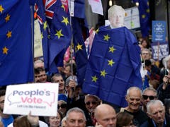 Zehntausende Brexit-Gegner fordern in London ein zweites Referendum über den Austritt aus der EU. (Bild: KEYSTONE/AP/MATT DUNHAM)