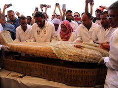 Archäologen haben in Luxor im Süden Ägyptens eine Reihe von 3000 Jahre alten Holzsärgen samt Mumien entdeckt. Die Sarkophage wurde am Samstag den Medien präsentiert. (Bild: KEYSTONE/EPA/HANAA HABIB)