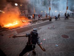 Auch am Freitagabend kam es in Barcelona zu schweren Ausschreitungen zwischen katalanischen Unabhängigkeitsbefürwortern und der Polizei. (Bild: KEYSTONE/AP/EMILIO MORENATTI)
