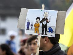 Demonstration in Luzern gegen den Krieg in Nord Syrien und die Gleichgültigkeit des Westens. (Bild: KEYSTONE/ALEXANDRA WEY)