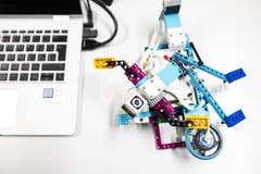 «Spike» ist ebenfalls ein pädagogischer Roboter, mithilfe dessen den Schülerinnen und Schülern digitale Kompetenzen vermittelt werden sollen.