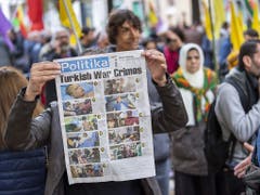In Luzern, Genf und Bern haben am Samstag Demonstrationen gegen die türkische Militäroffensive in Nordsyrien stattgefunden. (Bild: KEYSTONE/MARTIAL TREZZINI)