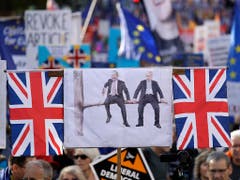 Der britische Premier Boris Johnson und der Brexit-Partei-Chef Nigel Farage, die sich den eigenen Ast absägen - Protestplakat der Brexit-Gegner. (Bild: KEYSTONE/AP/MATT DUNHAM)