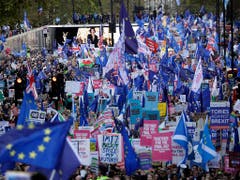 Zehntausende Menschen demonstrieren in London in einem Meer aus blauen EU-Flaggen für ein zweites Brexit-Referendum (Bild: KEYSTONE/AP/MATT DUNHAM)