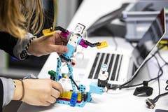 Eine Lehrperson arbeitet hier mit «Spike». Zum Roberta-Programm gehört auch die Aus- und Weiterbildung von Lehrpersonen.