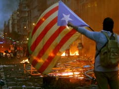 Katalanische Unabhängigkeitsbefürworter lieferten sich in Barcelona Strassenschlachten mit der Polizei. (Bild: KEYSTONE/EPA EFE/QUIQUE GARCIA)