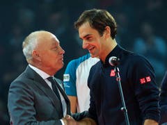 Turnierdirektor Roger Brennwald gratuliert Roger Federer zum Sieg (Bild: KEYSTONE/GEORGIOS KEFALAS)