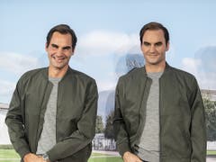 Roger Federer begegnet an einem Sponsoren-Termin seinem künstlichen Ebenbild - und wird über das Resultat der Swiss-Indoors-Auslosung informiert (Bild: KEYSTONE/ENNIO LEANZA)
