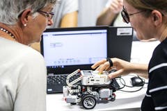 Auch die Lehrpersonen setzen sich mit Robotern und Mikroprozessoren auseinander, bauen sie zusammen und programmieren sie.
