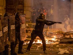 Die spanische Polizei setzte Gummigeschosse gegen die Randalierer ein. (Bild: KEYSTONE/AP/EMILIO MORENATTI)