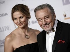Der tschechische Schlagerstar Karel Gott mit seiner Frau, der Fernsehmoderatorin Ivana Machackova: In Anlehnung an einen seiner grössten Erfolge, die Titelmelodie zur «Biene Maja», trägt er Bienen-Pins am Revers seines Hemdes. Am Dienstagabend ist Karel Gott mit 80 Jahren gestorben. (Bild: Keystone/EPA/CLEMENS BILAN)