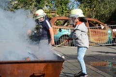 Von Hand Wasser pumpen und ein kleines Feuer löschen, das macht Spass!