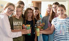 Im Jugendtreff B2 mixten die Kursteilnehmerinnen alkoholfreie Cocktails und dekorierten sie.Bilder: Corinne Hanselmann