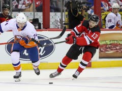Nico Hischier (rechts) nimmt mit den New Jersey Devils seine dritte Saison in Angriff (Bild: KEYSTONE/AP/MARY ALTAFFER)