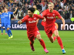 Torjubel made in Salzburg: der Norweger Erling Haaland (rechts) und der Japaner Takumi Minamino (Bild: KEYSTONE/AP/KERSTIN JOENSON)