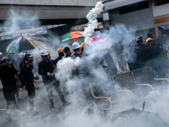 Sicherheitskräfte setzten am Dienstag in Hongkong erneut Tränengas ein und schossen sogar auf Demonstranten. (Bild: KEYSTONE/EPA/JEROME FAVRE)