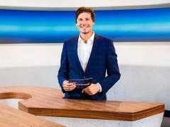 «Rundschau»-Hauptmoderator Dominik Meier ist im Ausland und konnte am 2. Oktober deshalb nicht für seine nach einem Velounfall krankgeschriebene Ersatzfrau einspringen. (Bild: SRF)