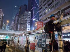 Bei den Protesten in Hongkong am Dienstag sind zahlreich Schüsse gefallen und viele Personen wurden von den Sicherheitskräften festgenommen. (Bild: KEYSTONE/AP/VINCENT THIAN)