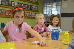 Die kleineren Kinder konnten ein Kerzenglas mit Perlenkette basteln.