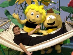 Die Trickfilmfiguren «Biene Maja» und «Willi» sind nicht ohne Karel Gott zu denken. Einen seiner grössten Erfolge feierte der tschechische Schlagerstar mit der Singleauskopplung der Titelmelodie zur Zeichentrickserie. Jetzt ist Karel Gott mit 80 Jahren gestorben. (Bild: Keystone/DPA Zentralbild/BERND WÜSTNECK)