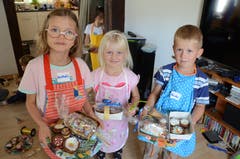 Stolz präsentieren die Kinder ihre selbst gebackenen und verzierten Küchlein.