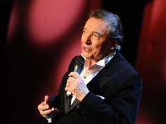 Der klassisch ausgebildete Tenor Karel Gott war als «goldene Stimme aus Prag» in seinem Heimatland eine Legende und bereits zur Zeiten des Kalten Krieges auch im Westen einem Millionenpublikum bekannt. Am Dienstagabend ist diese Stimme für immer verstummt. (Bild: Keystone/DPA/ANGELIKA WARMUTH)