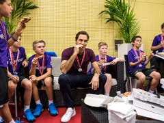 Der Pizza-Plausch mit den Ballkids wurde Federer am Heimturnier zu einer Tradition (Bild: KEYSTONE/ALEXANDRA WEY)