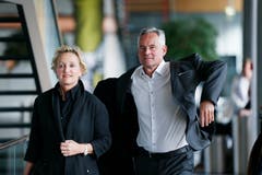 Ständeratskandidat Matthias Michel trifft im Wahlzentrum ein. (Bild: Stefan Kaiser, Zug, 20. Oktober 2019)