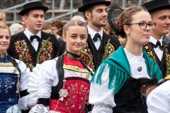 Nach dem Festgottesdienst ziehen die Älperbeamten und ihre Begleiterinnen über den Dorfplatz. (Bild: Edi Ettlin, Stans, 20. Oktober 2019)