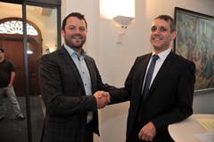 Pascal Blöchlinger (rechts) gratuliert dem neu gewählten Urner Nationalrat Simon Stadler zum Sieg. (Bild: Urs Hanhart, Altdorf, 20. Oktober 2019)