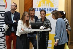 Journalisten verfolgen gebannt die ersten Zwischenresultate im Luzerner Regierungsgebäude. (Bild: Philipp Schmidli, Luzern, 20. Oktober 2019)