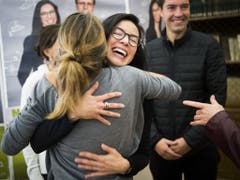 Die 35-jährige Anwältin Céline Vara freut sich über ihren Einzug in den Ständerat. (Bild: Keystone/JEAN-CHRISTOPHE BOTT)