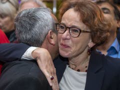 Die baselstädtische SP-Finanzdirektorin Eva Herzog (rechts) nimmt erste Gratulationen entgegen. (Bild: Keystone/GEORGIOS KEFALAS)