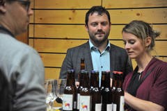 Der neue CVP-Nationalrat Simon Stadler genehmigte sich ein Bierchen. (Bild: Urs Hanhart, 20. Oktober 2019)