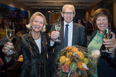 Sie haben guten Grund, anzustossen: Die gewählten Nationalräte von der CVP, Andrea Gmür, Leo Müller und Ida Glanzmann, an der Wahlfeier im Restaurant Lapin.(Bild: Eveline Beerkircher, Luzern, 20. Oktober 2019)