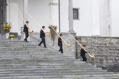 Die Alphornbläser machen sich bereit, anlässlich der traditionellen Älplerchili von Stans. (Bild: Urs Flüeler/Keystone, Stans, 20. Oktober 2019)