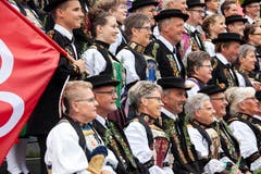 Um die Wette lächeln: Auf der Kirchentreppe formieren sich die Älpler fürs Gruppenbild. (Bild: Edi Ettlin, Stans, 20. Oktober 2019)